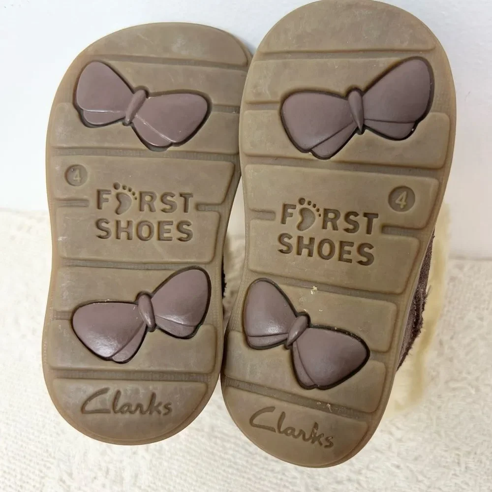 Clarks First Shoes Toddler Baby Girl Boots Snuggle Fun Walnut Suede Faux Fur